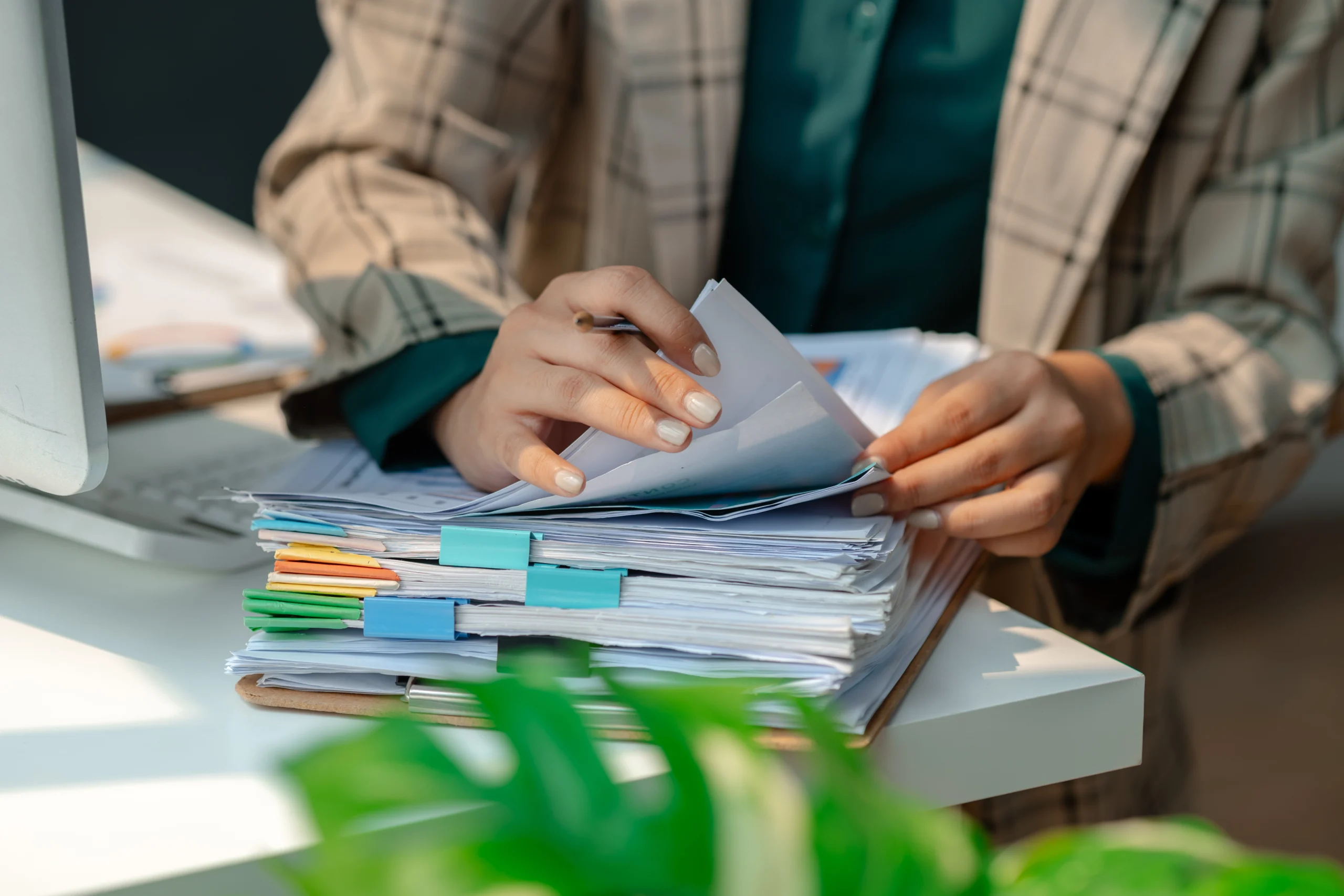 Photo d'une secrétaire d'administration qui cherche dans des papiers