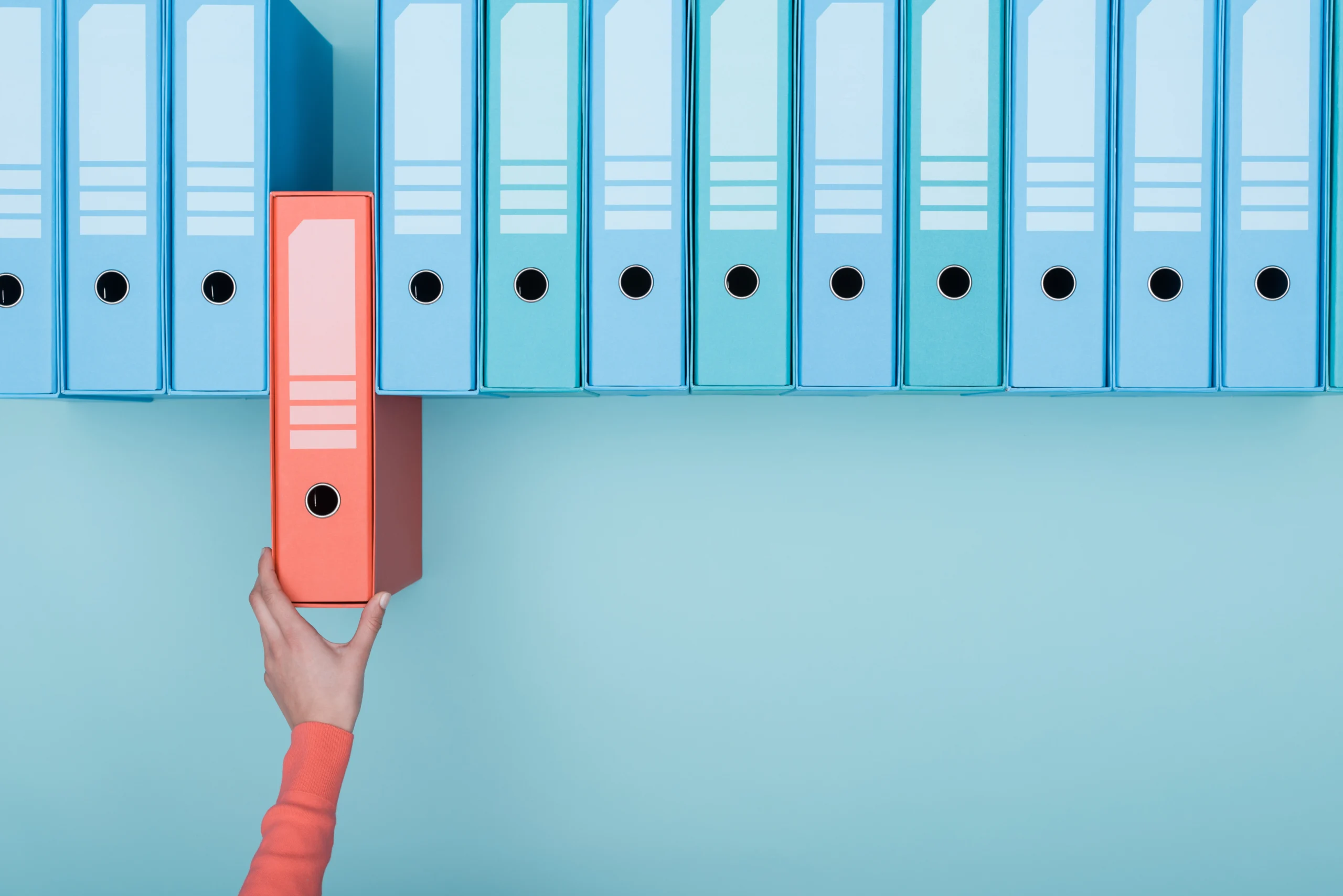 Dossier archives, personne qui cherche des dossiers