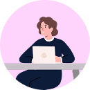 Femme qui travail sur un ordinateur heureuse