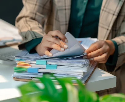Photo d'une secrétaire d'administration qui cherche dans des papiers