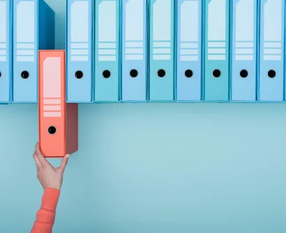 Dossier archives, personne qui cherche des dossiers